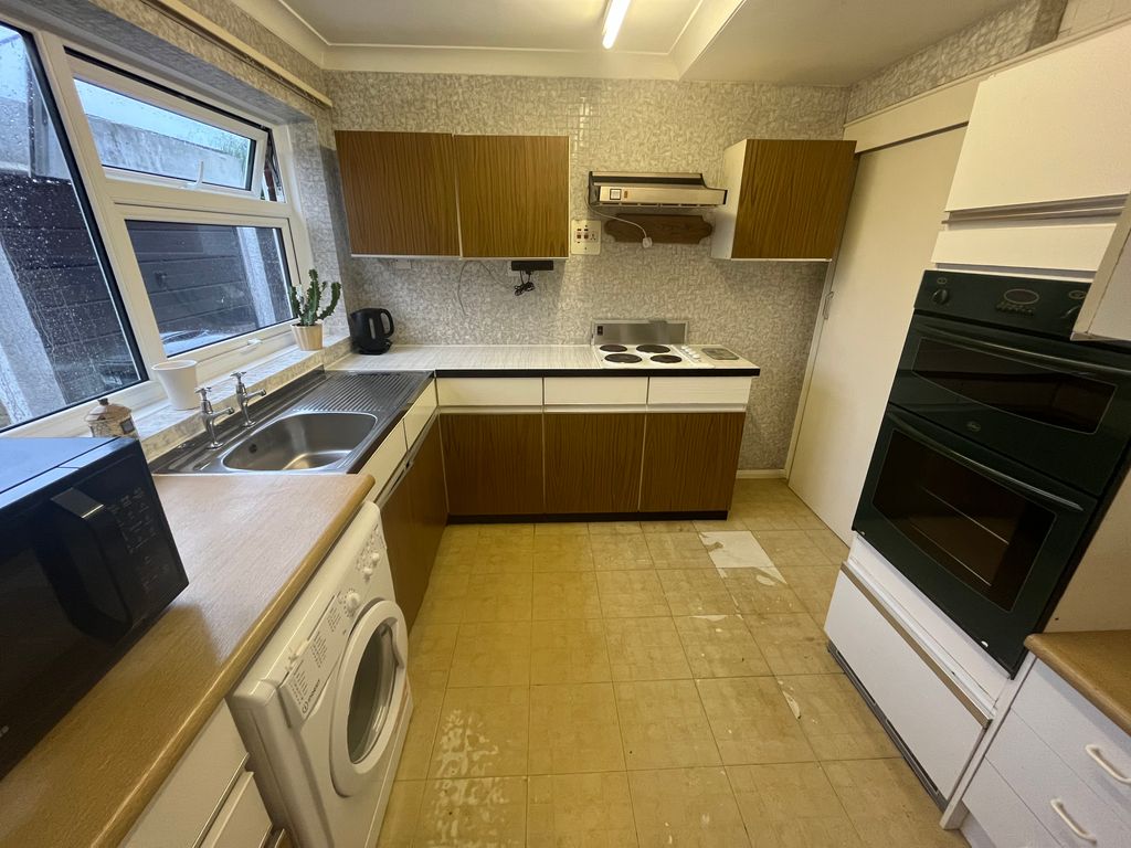 Property photo 2 of 9 Kitchen