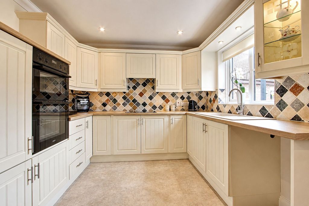 Property photo 2 of 33
