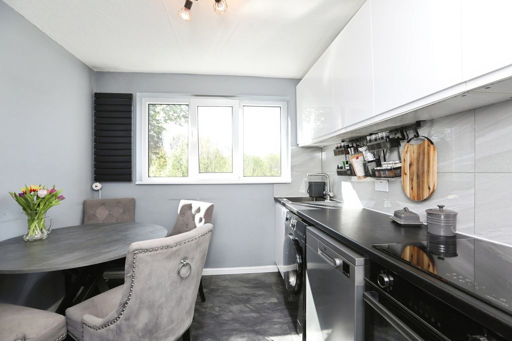 Property photo 3 of 10 Kitchen