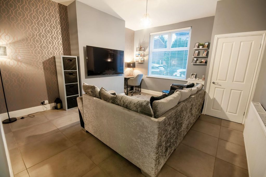 Property photo 2 of 15 Lounge