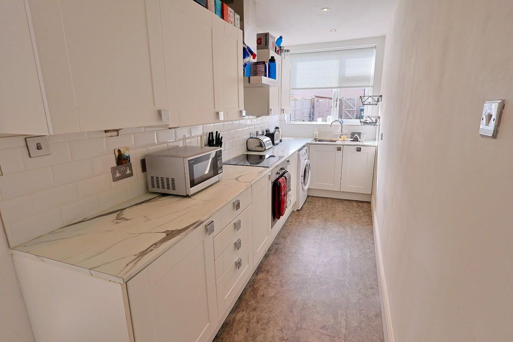 Property photo 3 of 14 Kitchen