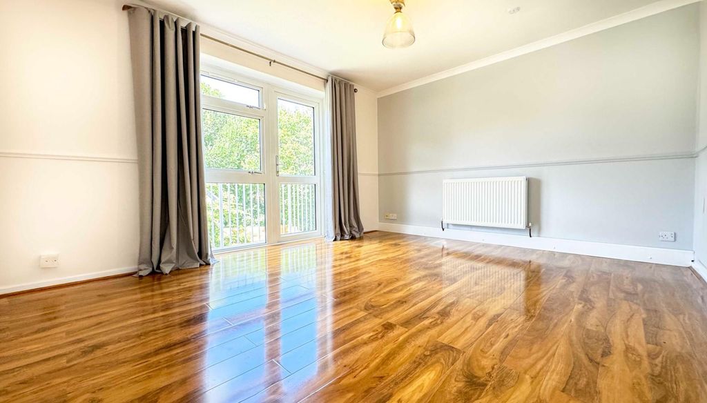 Property photo 3 of 9 Loungside.Jpg