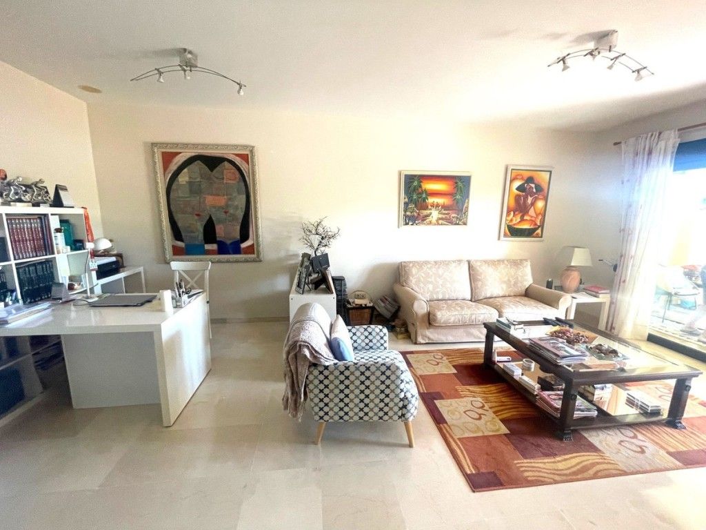 Property photo 3 of 20 Living (2)