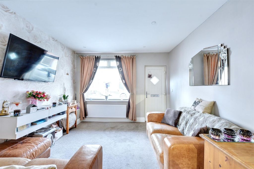 Property photo 2 of 16 Lounge