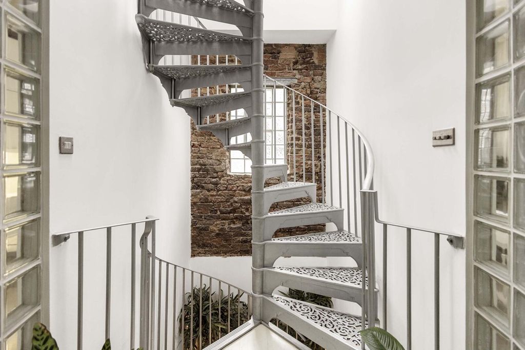 Property photo 3 of 16 Landing