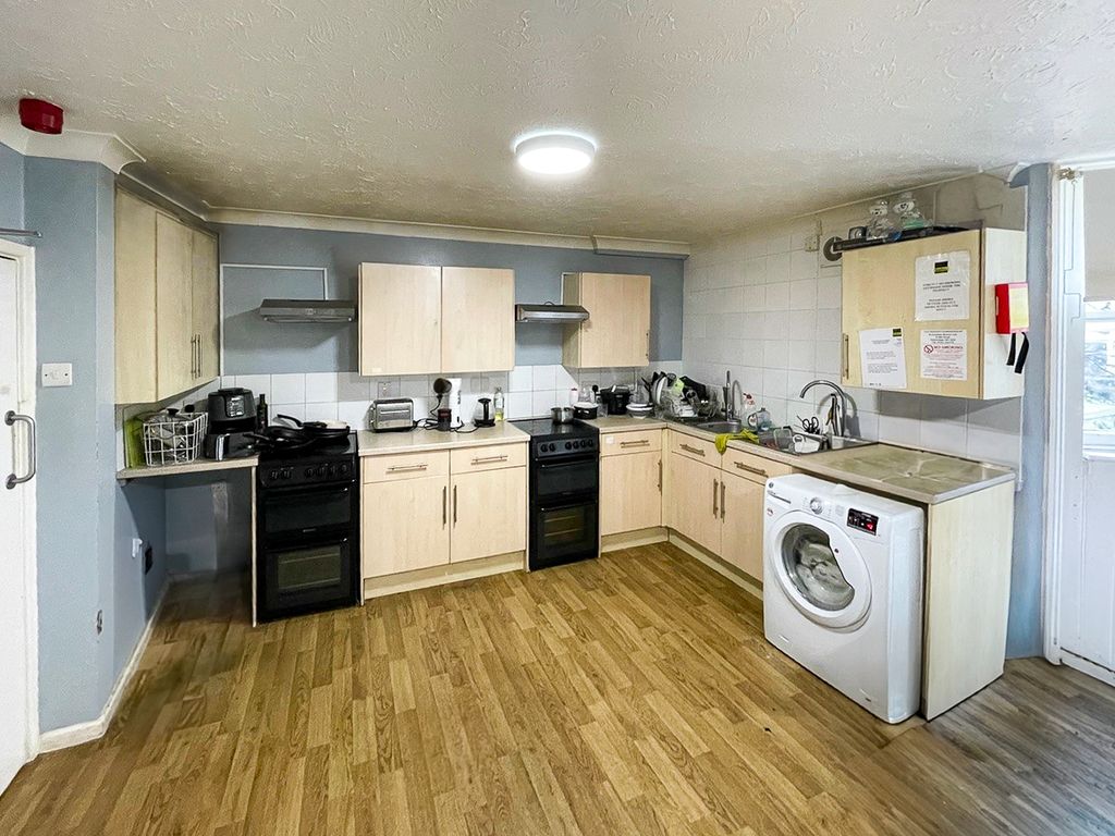 Property photo 3 of 10 Kitchen Diner (3)