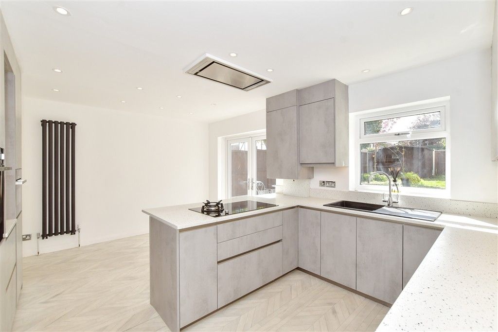 Property photo 2 of 20 Kitchen/ Breakfast Area