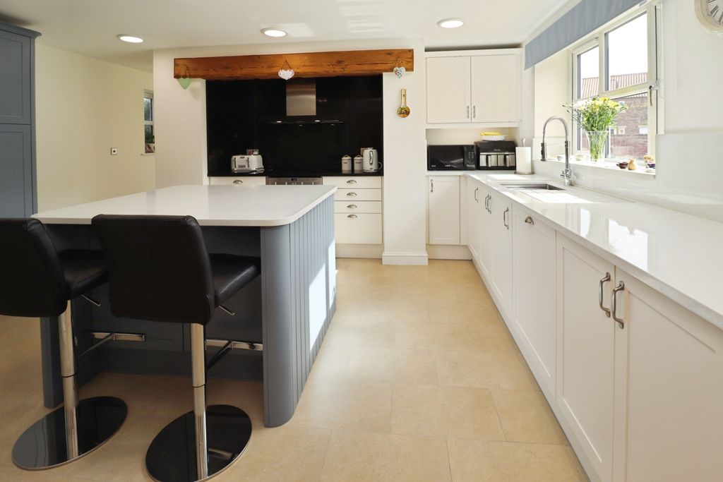 Property photo 2 of 39