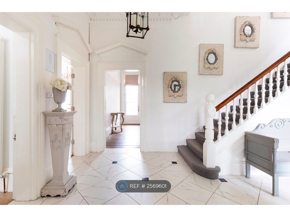 Property photo 3 of 35 Upper Ground Entrance Hall