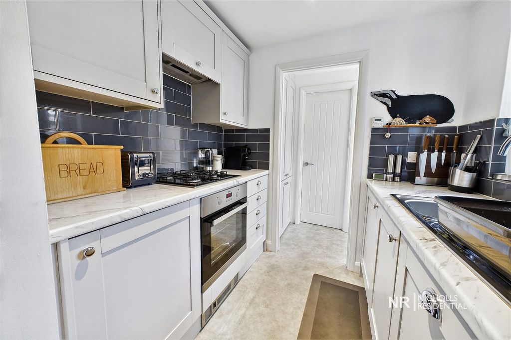 Property photo 3 of 19 Kitchen