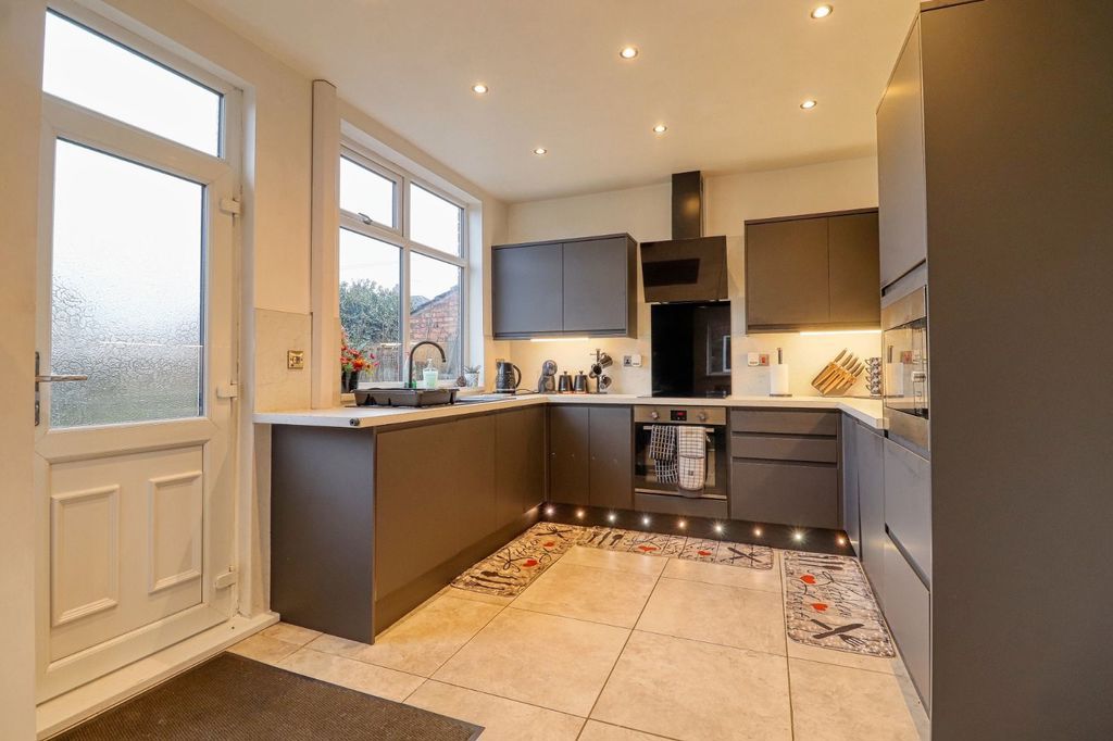 Property photo 3 of 11 Kitchen