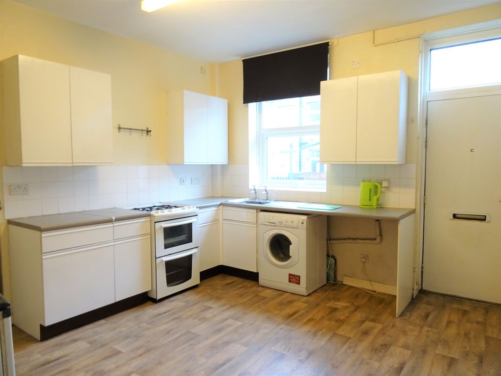 Property photo 3 of 9 Kitchen