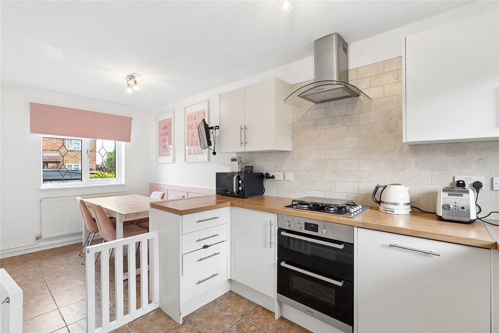 Property photo 3 of 9 Kitchen