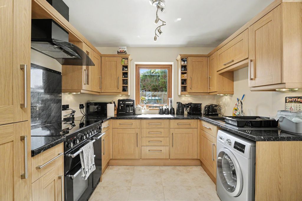 Property photo 3 of 23 Kitchen