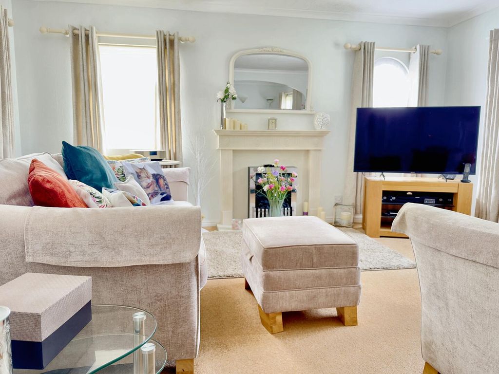 Property photo 3 of 18 Living Room