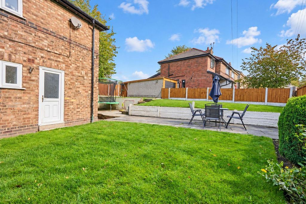 Property photo 2 of 19 Scholes Lane Garden