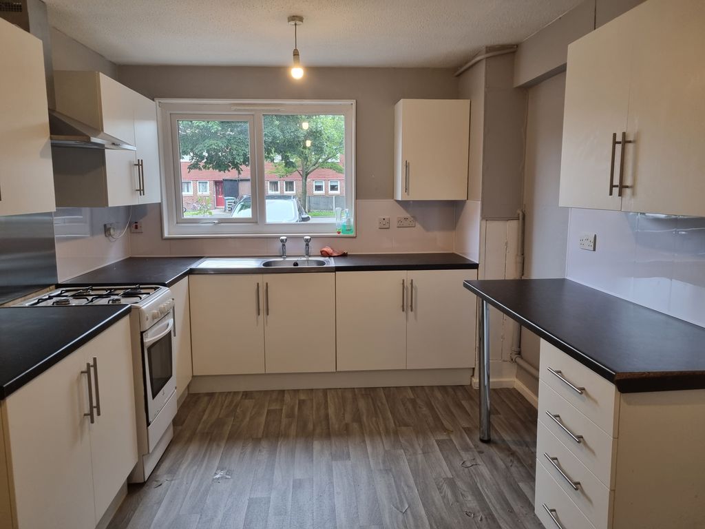 Property photo 3 of 8 Kitchen