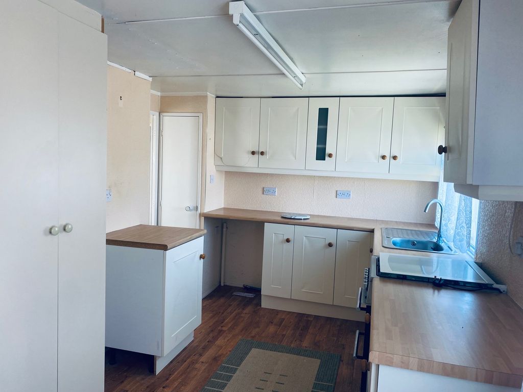 Property photo 3 of 13 Kitchen / Dining Room