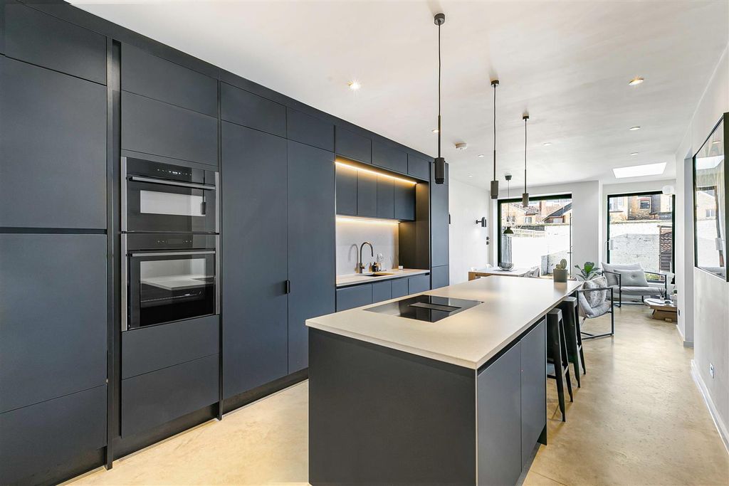 Property photo 2 of 34