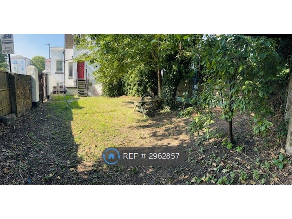 Property photo 2 of 12 Communal Garden