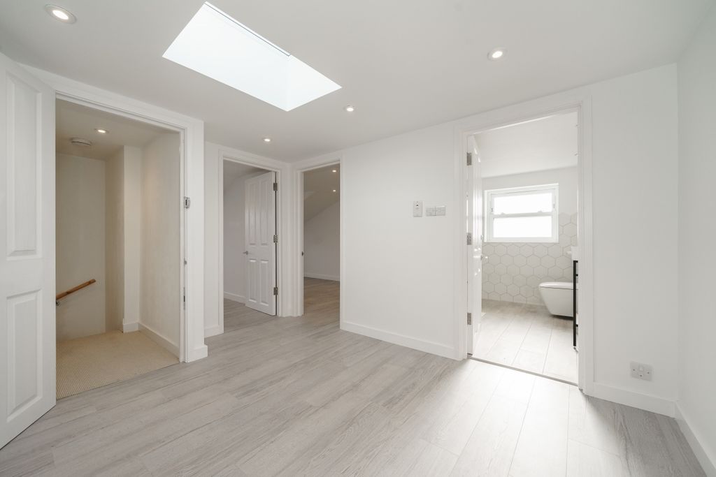 Property photo 3 of 11 Cresswell_Rd__001...