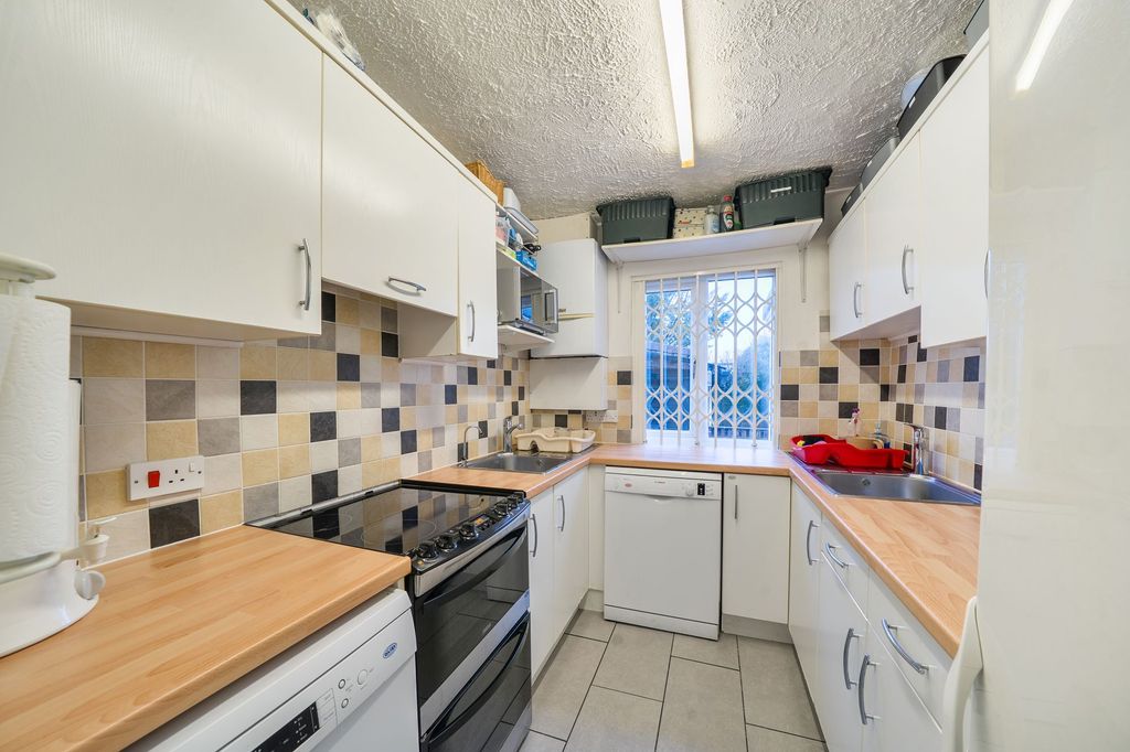 Property photo 3 of 19 Kitchen