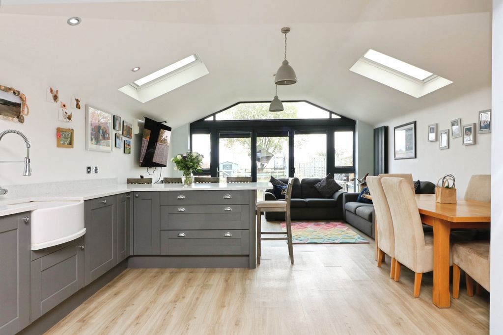 Property photo 3 of 27