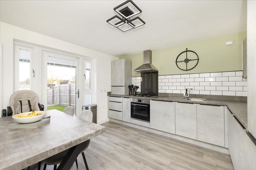 Property photo 3 of 32