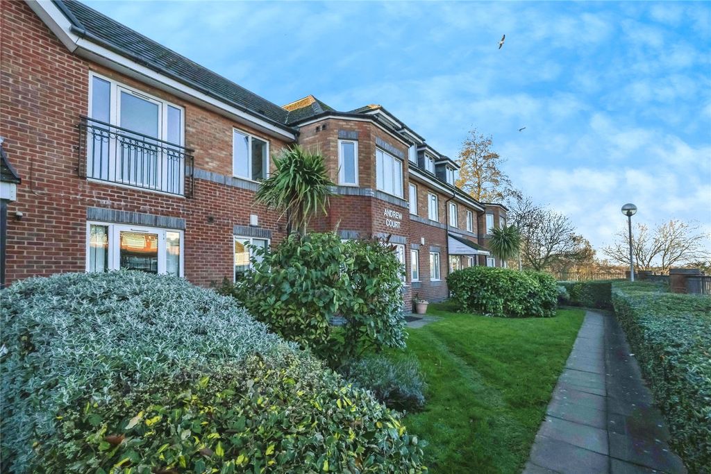 Property photo 1 of 16 Front Gardens