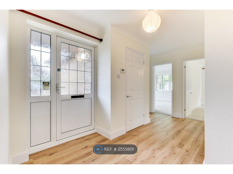 Property photo 3 of 35 Entrance Hall