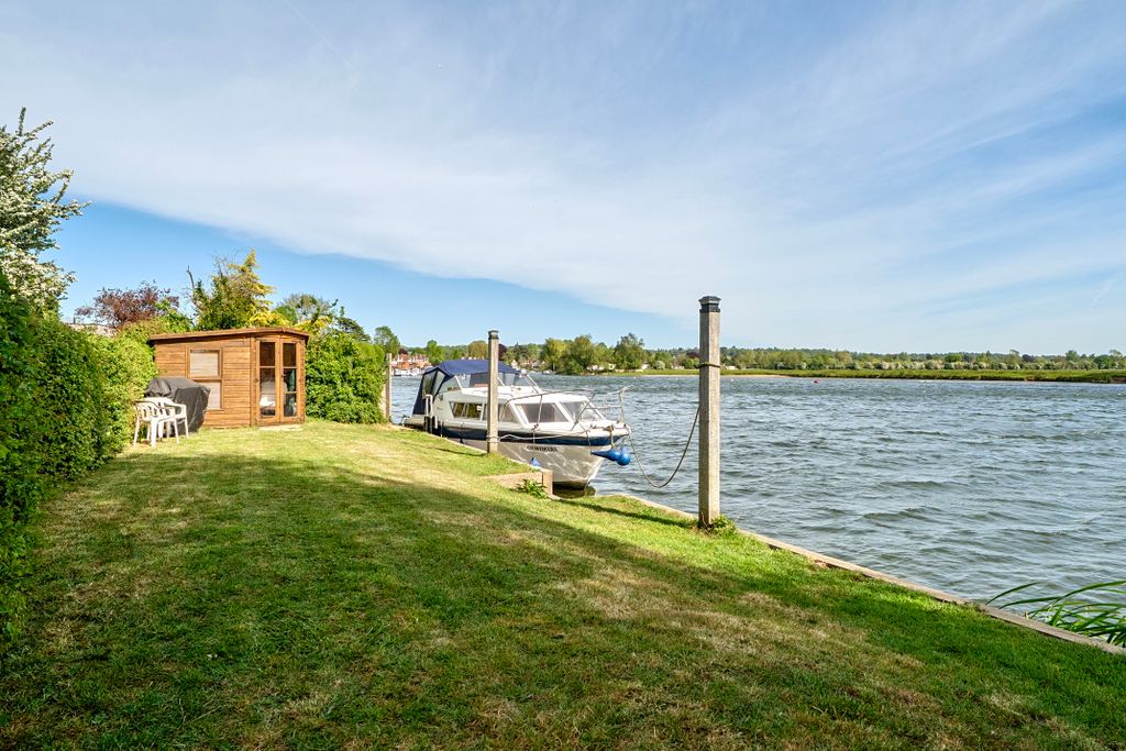 Property photo 2 of 20 Mooring And Riverside