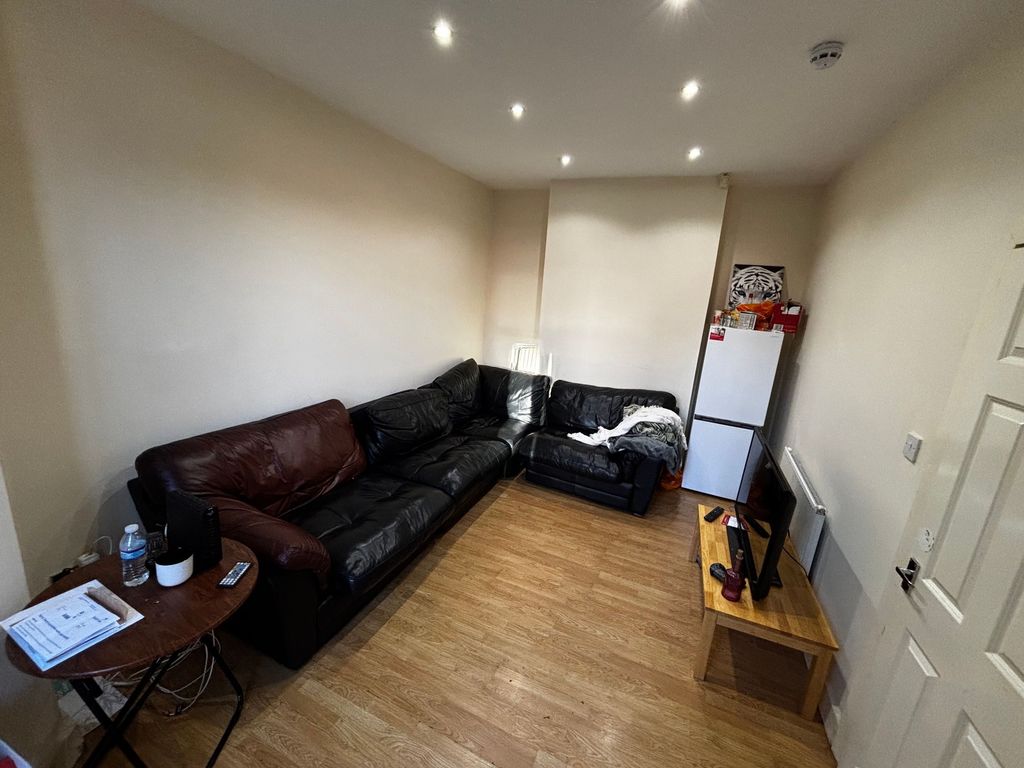 Property photo 1 of 8 Comfortable Lounge With An L-Shaped Leather Sofa, ...