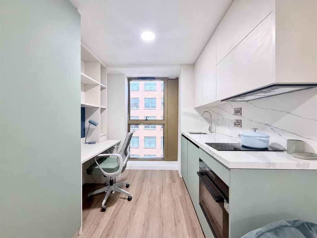 Property photo 1 of 12 Showroom Studio