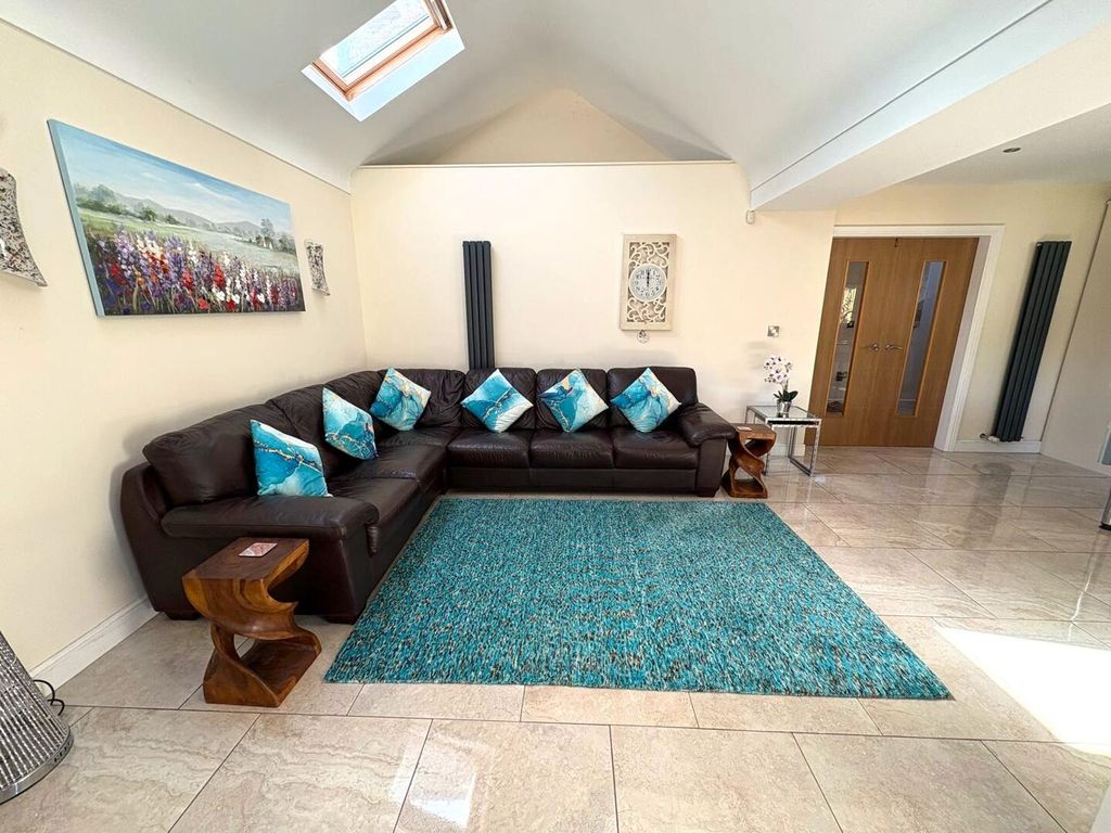 Property photo 2 of 44 Living Room