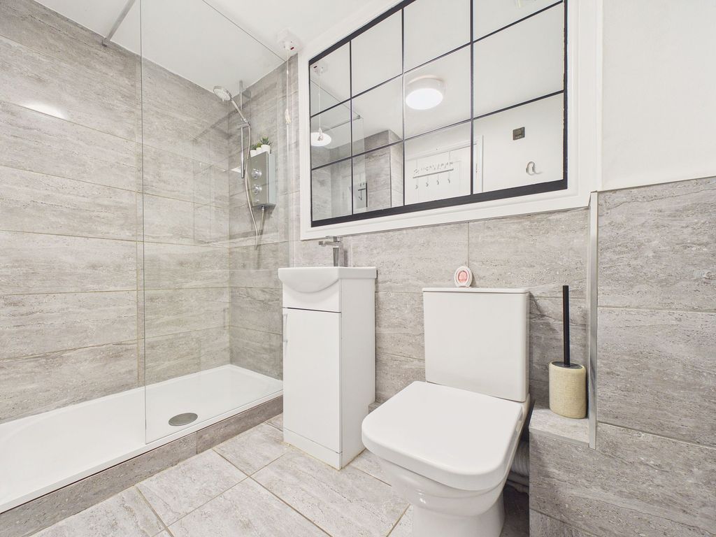 Property photo 3 of 9 Bathroom
