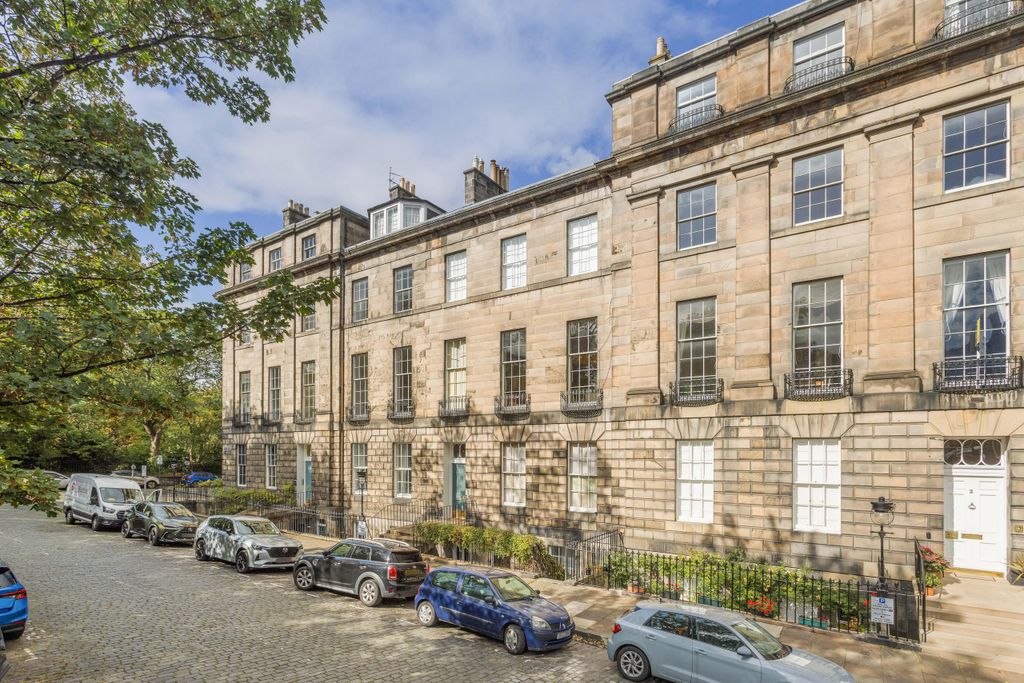 Property photo 3 of 32 4B North East Circus Place 04