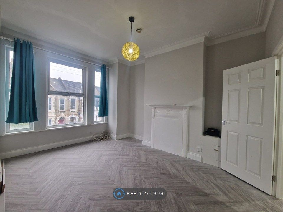 Property photo 1 of 7 Living Room