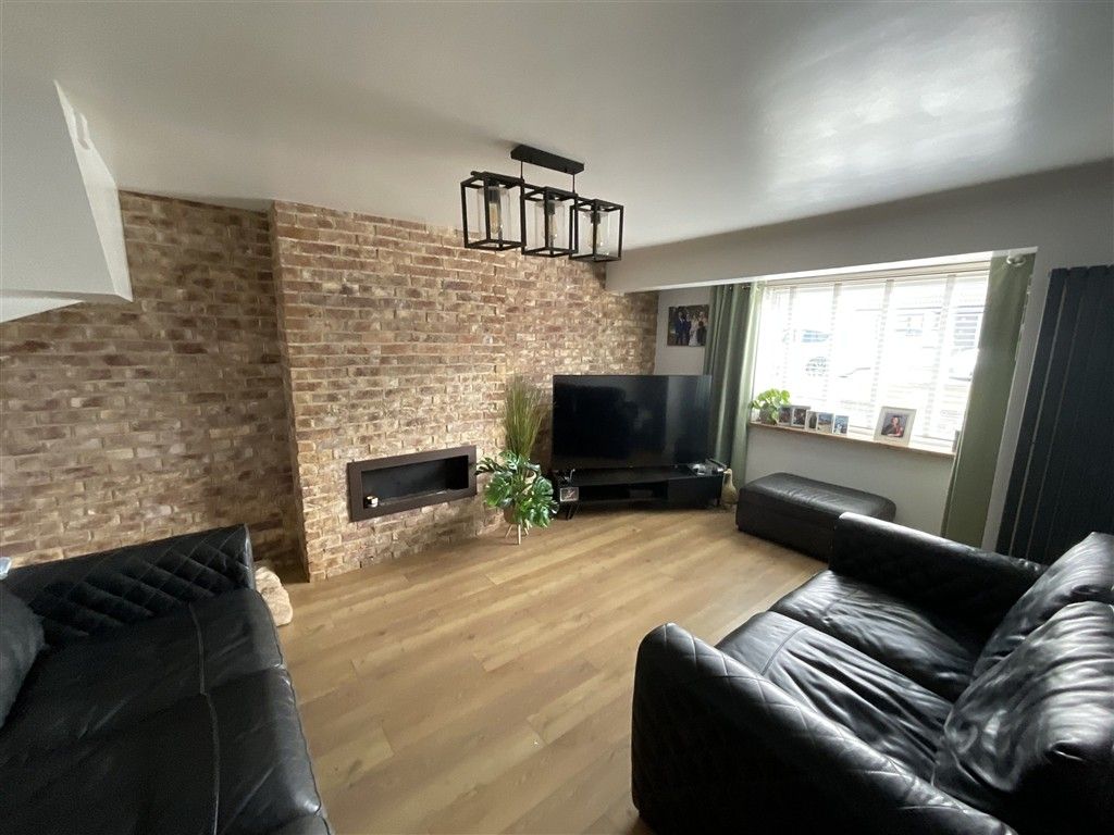 Property photo 2 of 11 Lounge