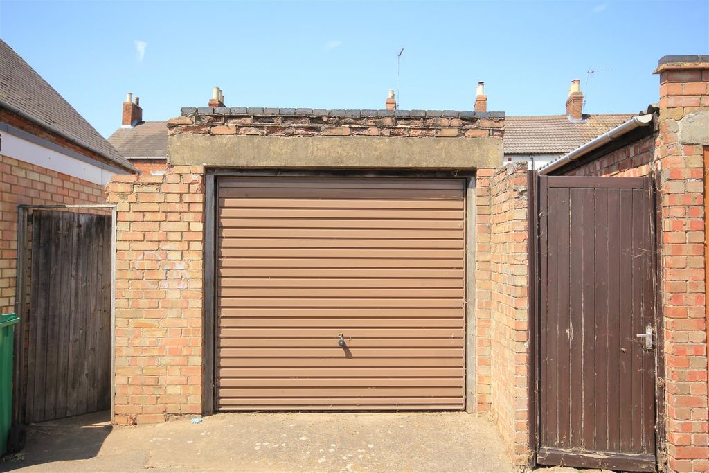 Property photo 3 of 14 Garage.Jpg
