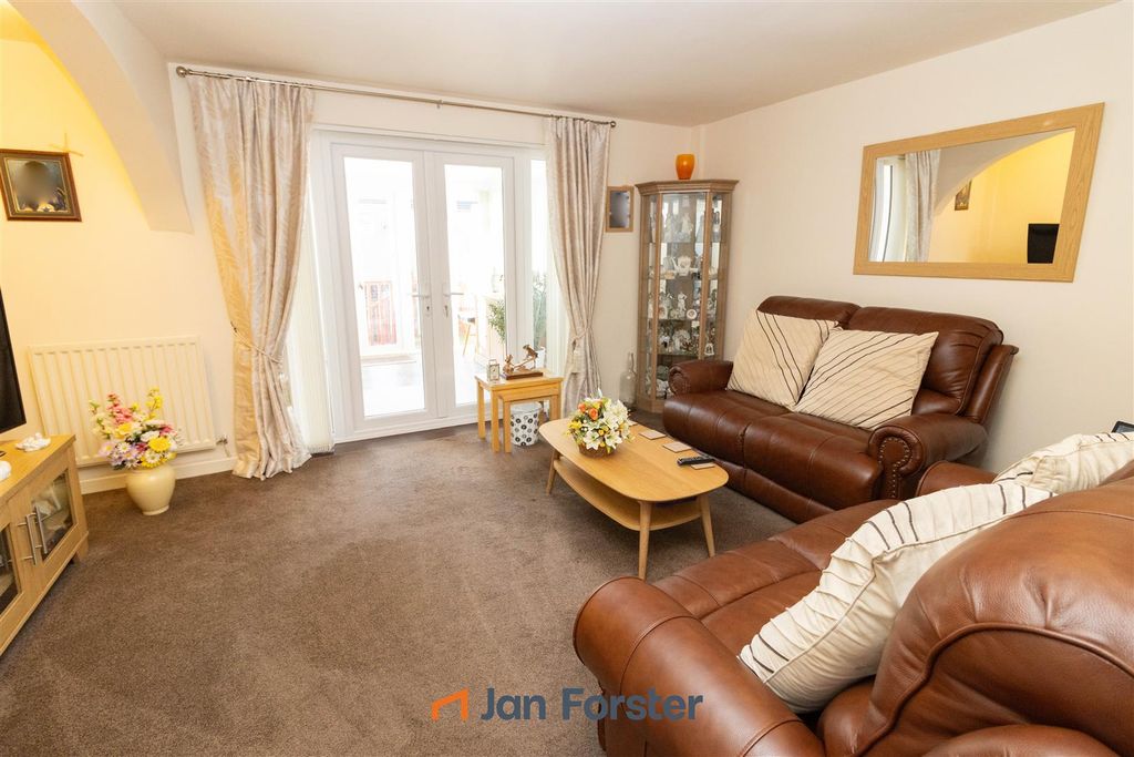 Property photo 2 of 10 Lounge