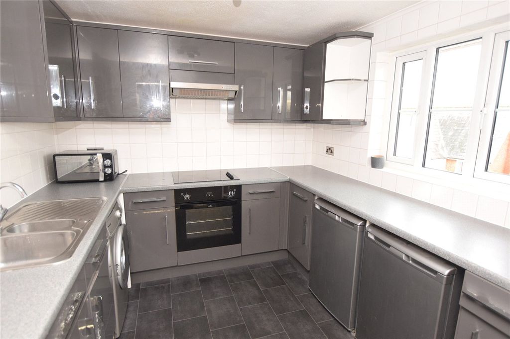 Property photo 3 of 12 Kitchen