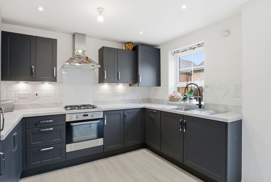 Property photo 3 of 16 Kitchen Area