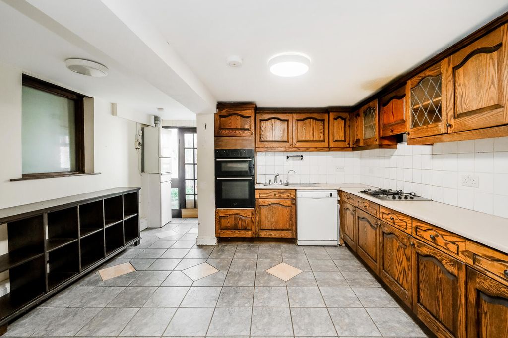 Property photo 3 of 18 Kitchen