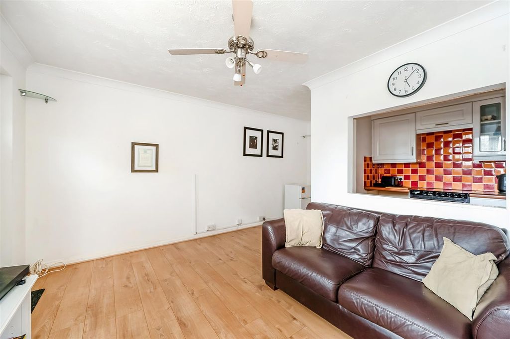 Property photo 3 of 17 Lounge/Kitchen