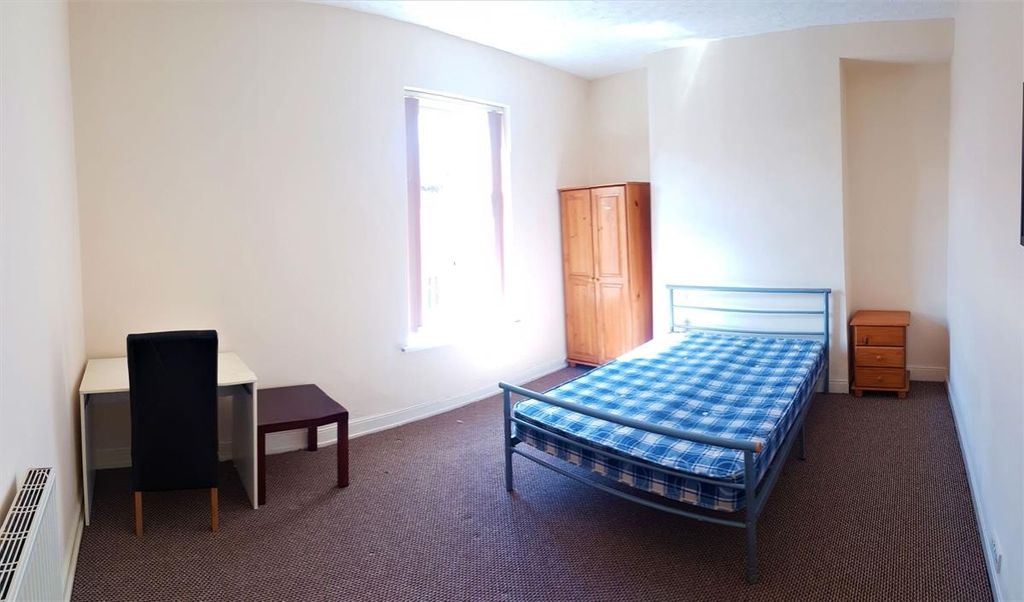 Property photo 3 of 6 A Bright And Welcoming Double Bedroom Featuring A ...