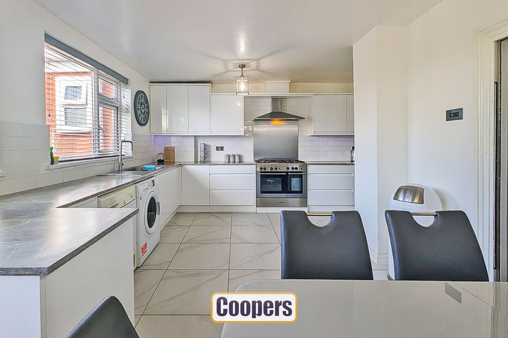 Property photo 2 of 18 Dining Kitchen