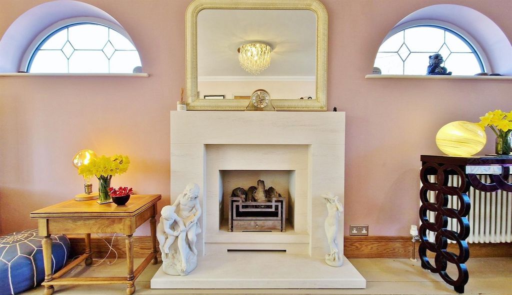 Property photo 3 of 27 Lounge