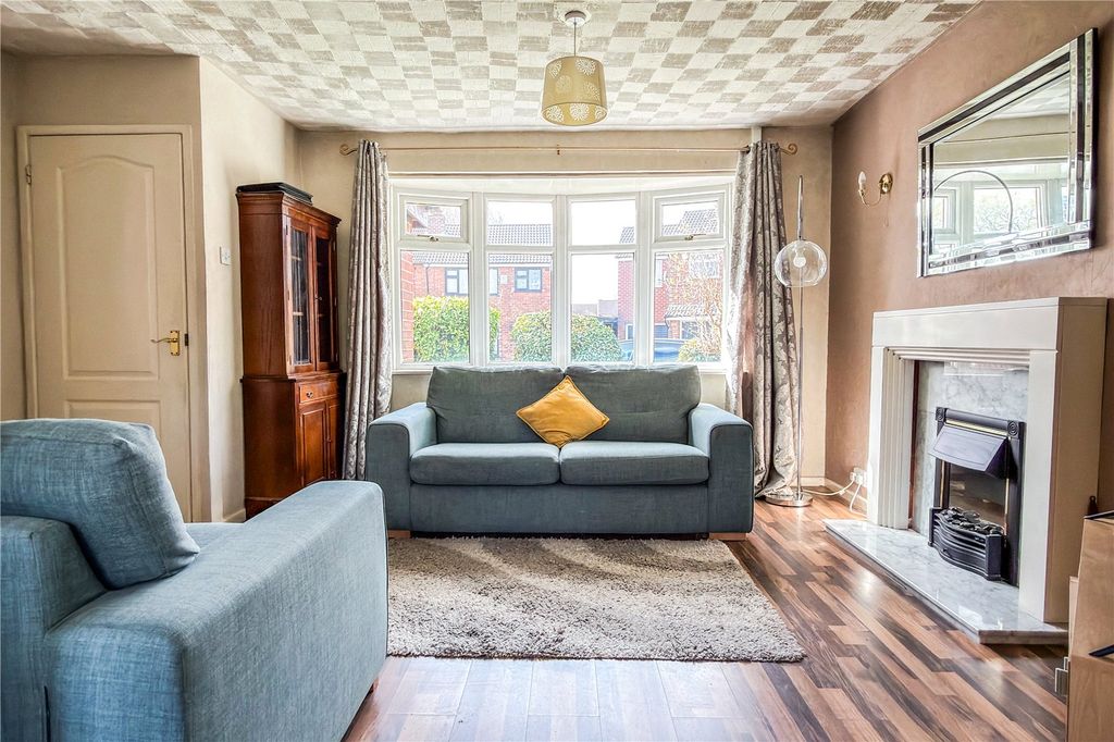 Property photo 3 of 20 Lounge