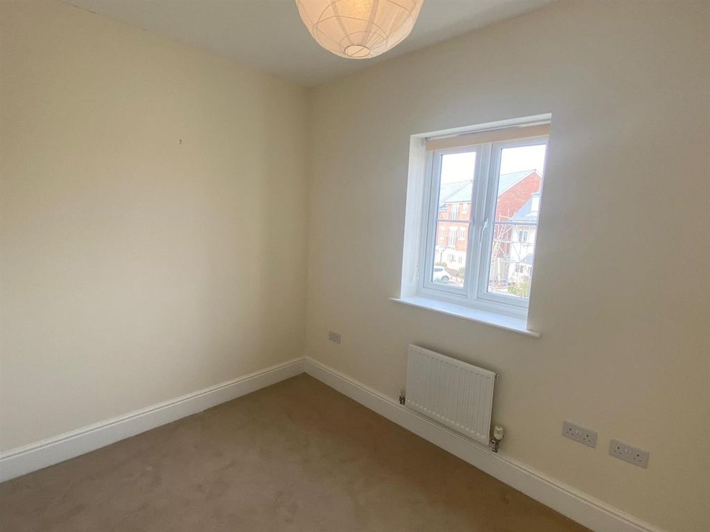 Property photo 3 of 8 Bed 2.Jpg