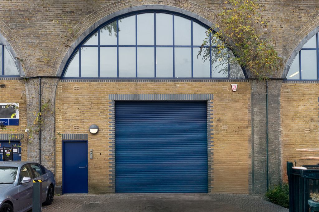 Property photo 1 of 1 The Front Of An Arch.
